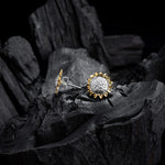 aretes-de-girasol-plata.925-petalos-detallados-en-oro-fondo-de-carbon