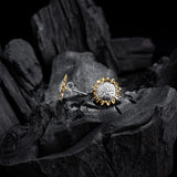 aretes-de-girasol-plata.925-petalos-detallados-en-oro-fondo-de-carbon