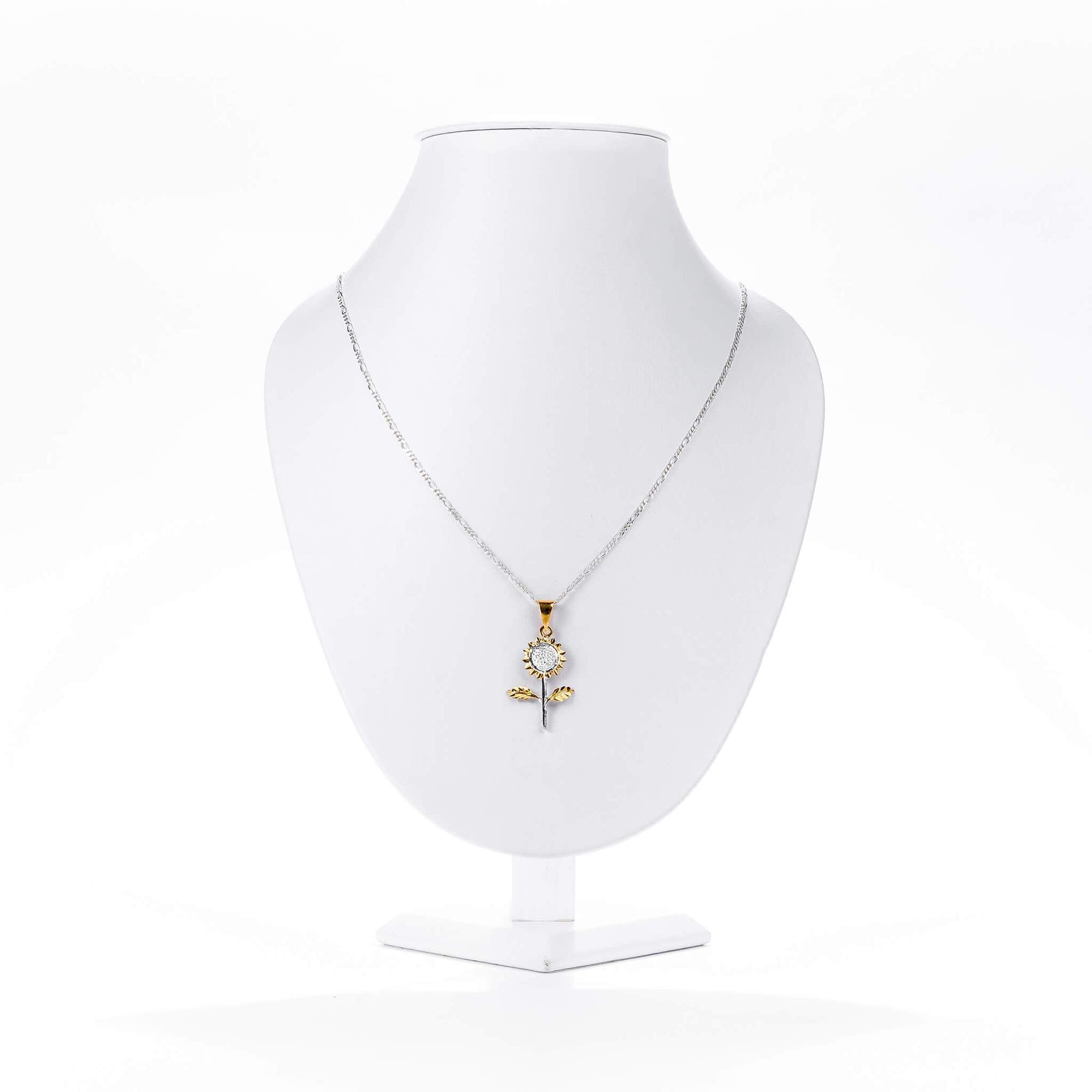 dije-de-girasol-con-tallo-plata.925-detallado-en-oro-sobre-mostrador-con-cadena-cartier_2000x_1350bd23-9d72-49ad-8fb8-d0f6f3cc838d