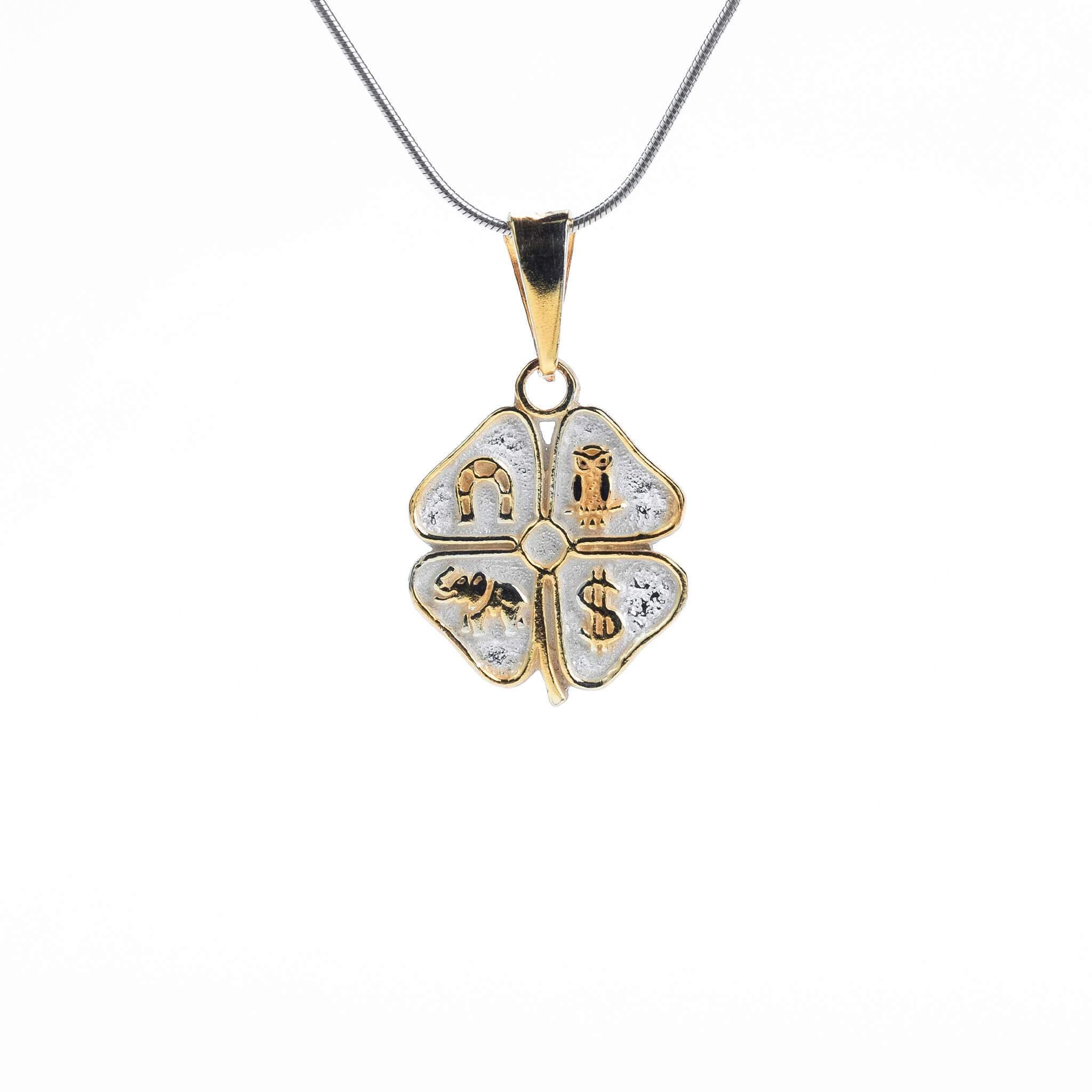 dije-trebol-de-plata.925-detallado-en-oro-fondo-blanco