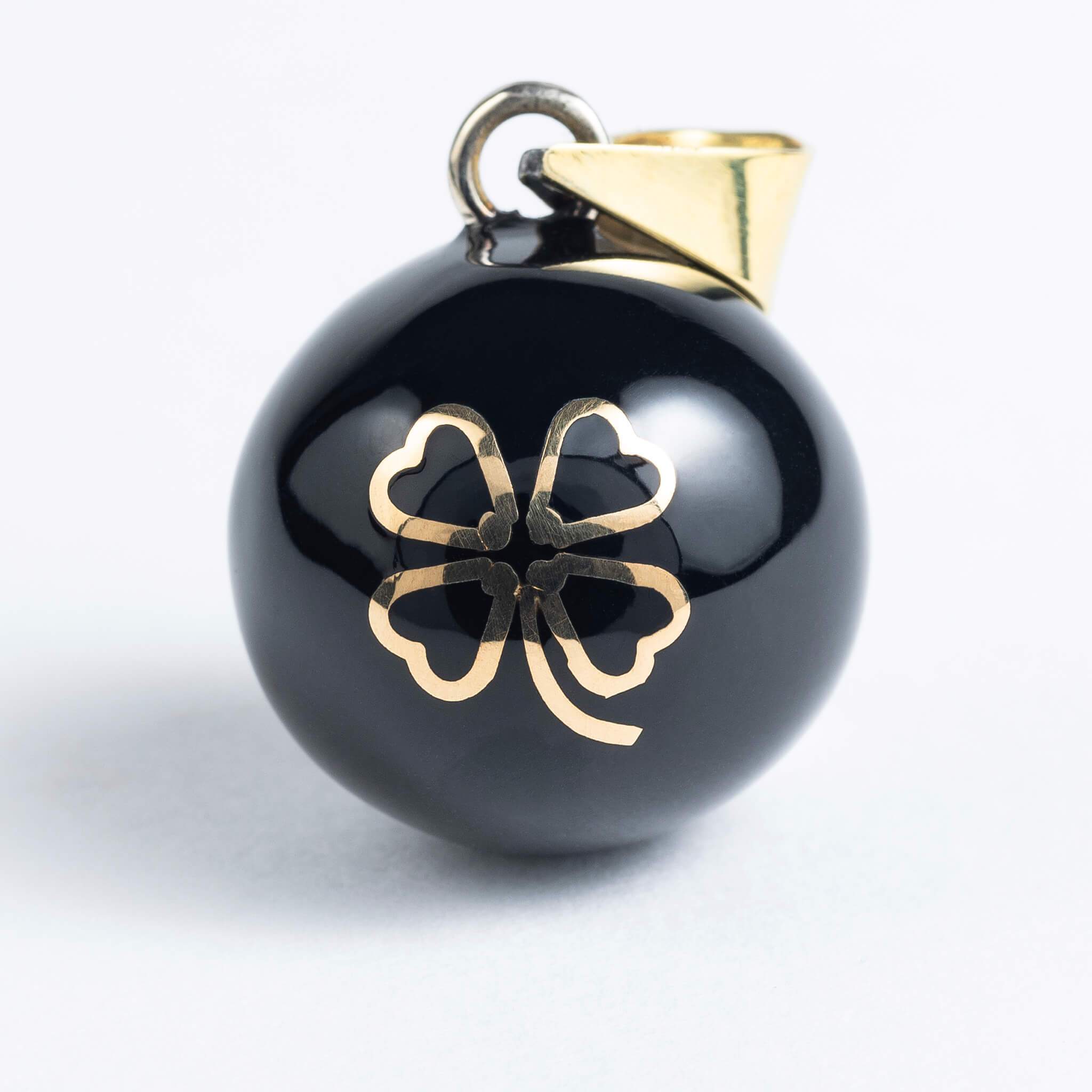 llamador-de-angeles-trebol-negro