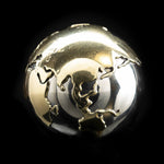llamador-globo-terraqueo-plateado-fondo-negro