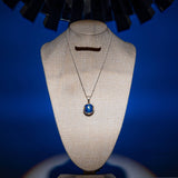 llamador-lunas-y-estrellas-azul-en-mostrador-fondo-azul