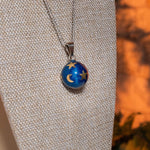 llamador-lunas-y-estrellas-azul-en-mostrador