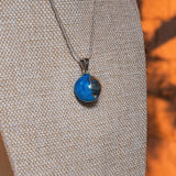 llamador-mano-fatima-azul-en-mostrador