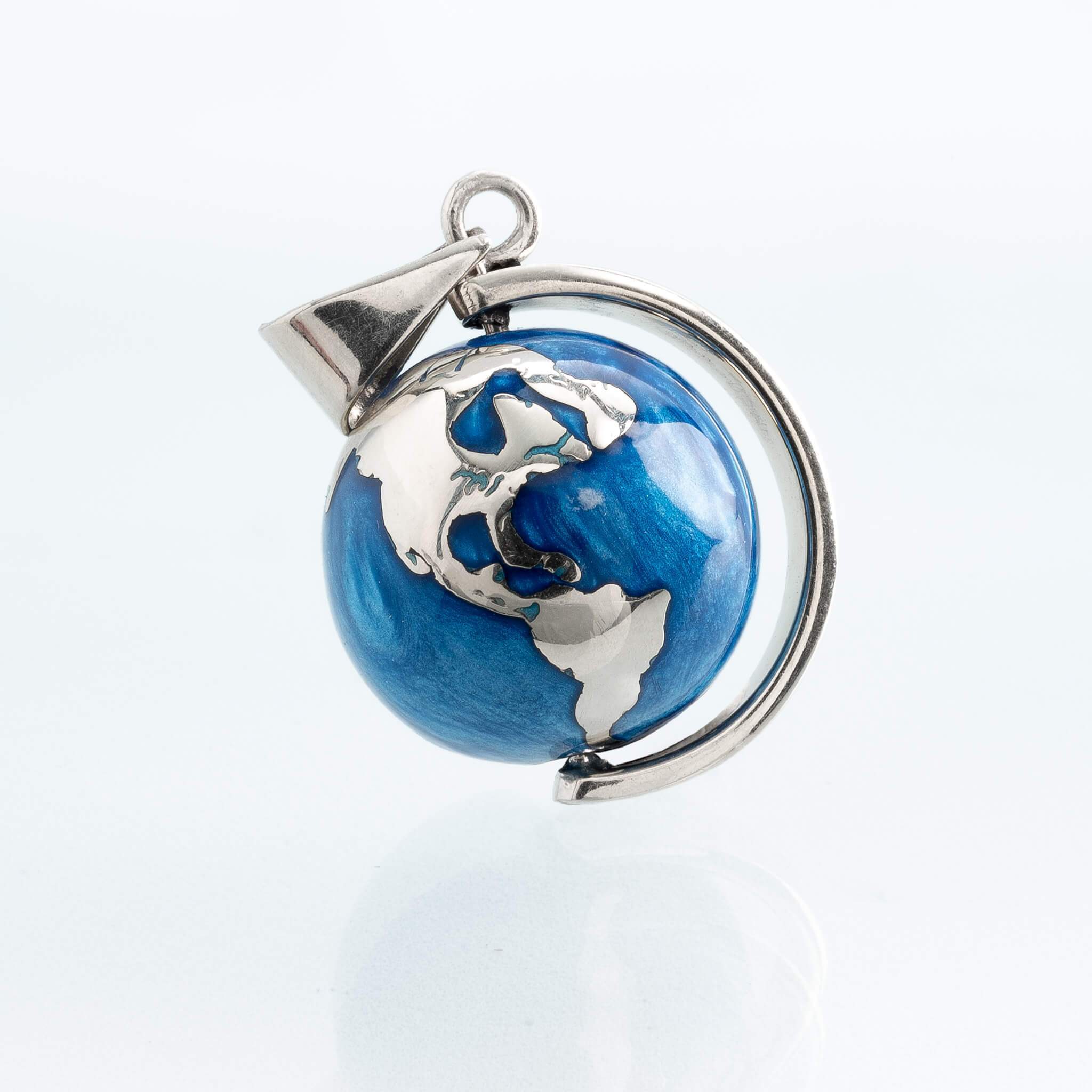 llmador-globo-terraqueo-azul-giratorio-fondo-blanco